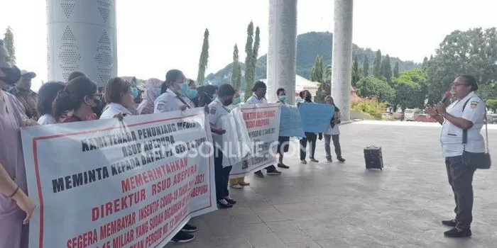Aksi tenaga kesehatan RSUD Abepura di Kantor Gubernur Papua, Senin (8/1/2024). (ELFIRA/CEPOSONLINE.COM)