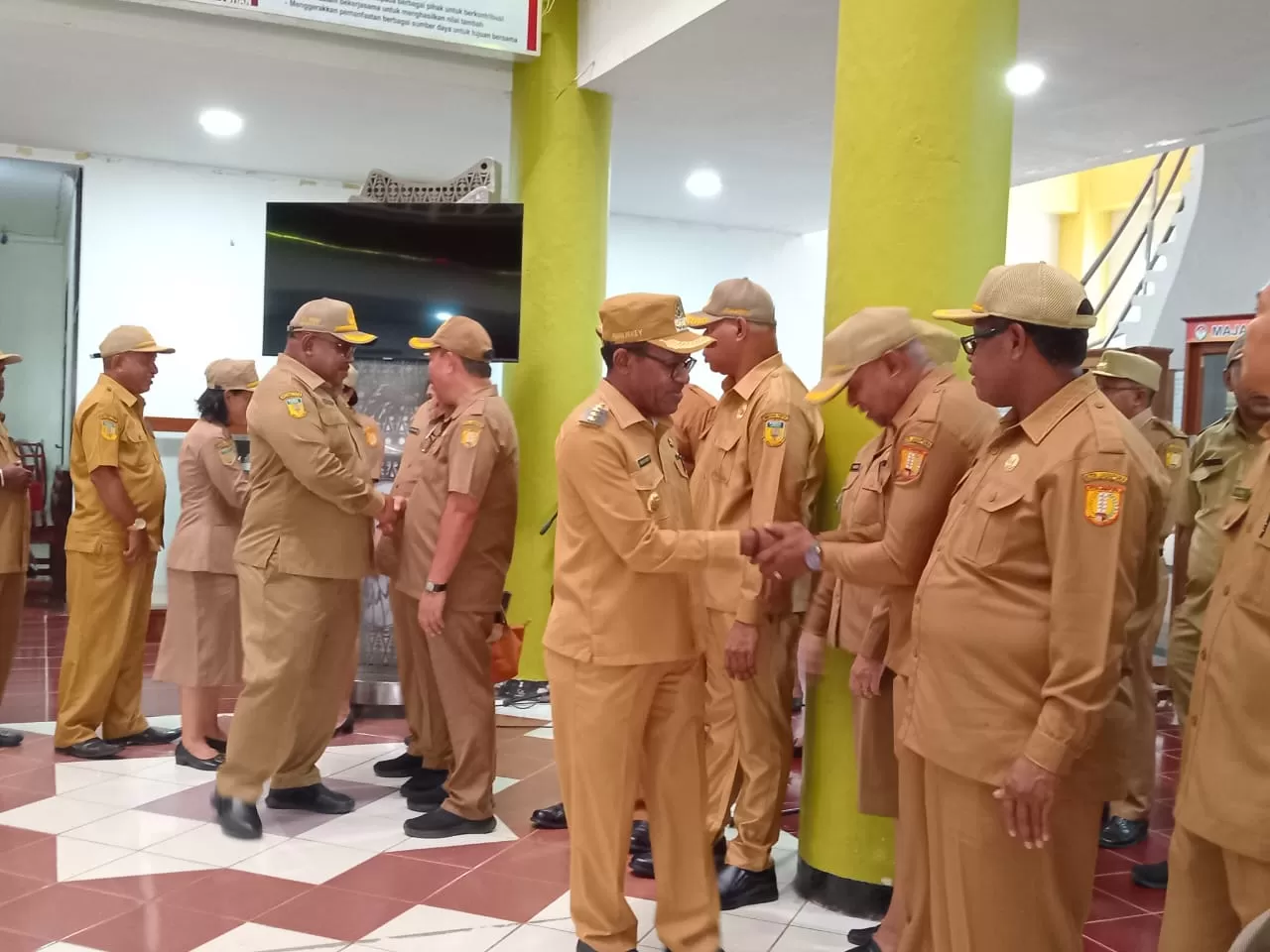 Penjabat Wali Kota Jayapura, Frans Pekey ketika bersalaman dengan pimpinan OPD usai apel gabungan di Main Hall kantor Wali Kota Jayapura, Senin (8/1/2024) pagi.  (Ceposonline.com/HANS PALEN.)