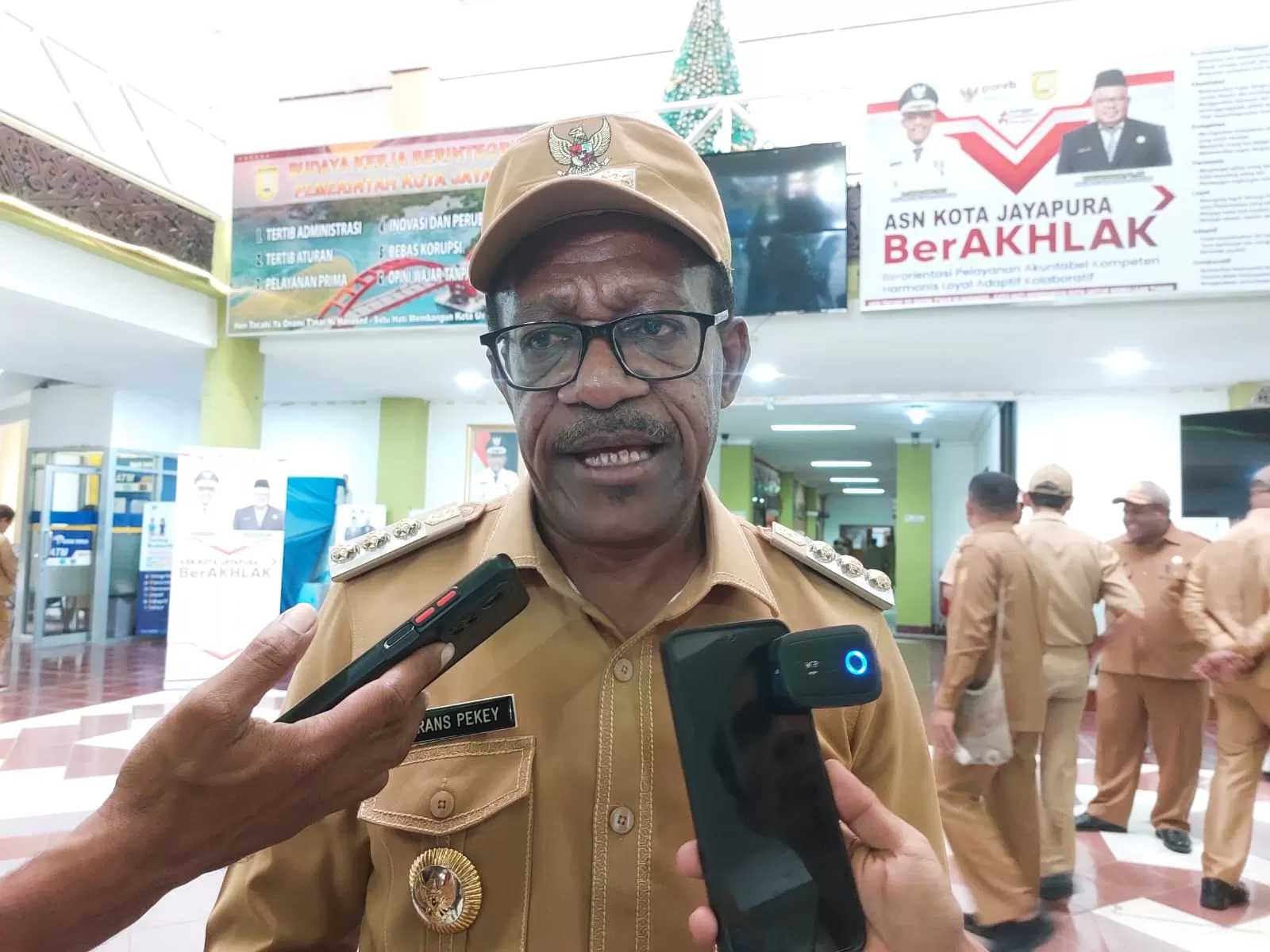 Penjabat Wali Kota Jayapura, Frans Pekey.  (Ceposonline.com/HANS PALEN)