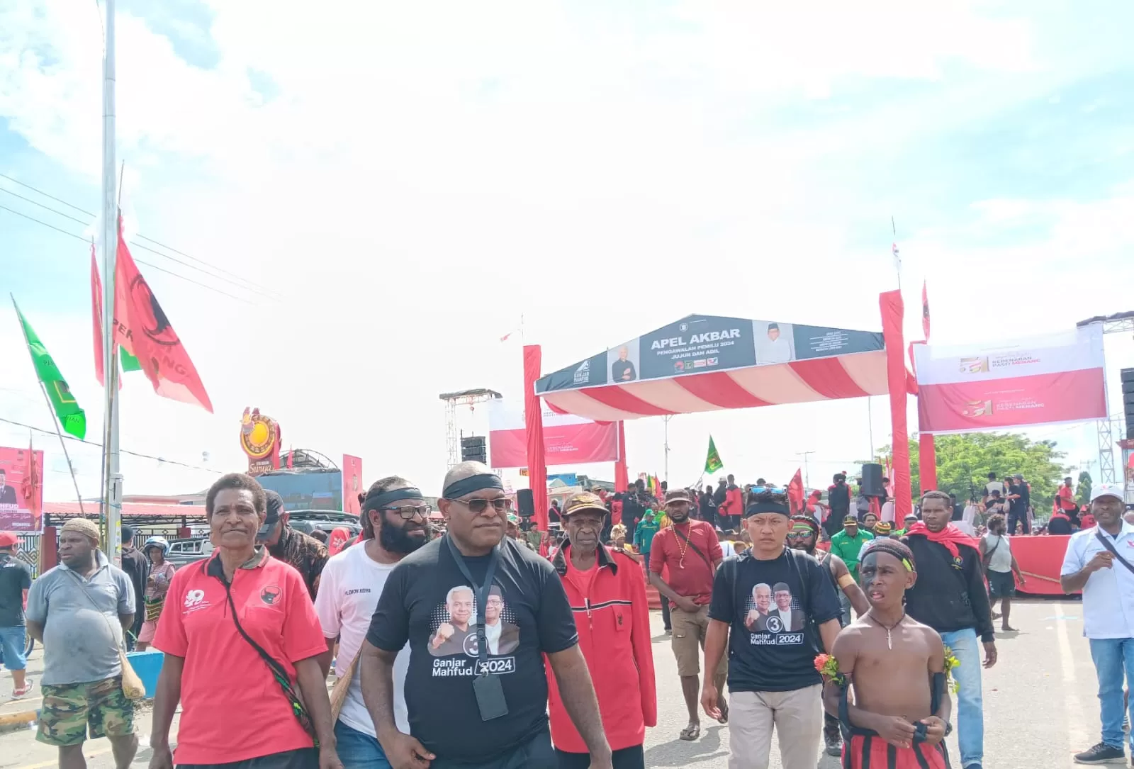 Meki Fritz Nawipa, Ketua Tim Pemenangan Capres-Cawapres nomor urut 3 Provinsi Papua Tengah saat menghadiri Apel Akbar pemenangan Ganjar-Mahfud di Taman Gizi Nabire, Rabu (10/1).  (Ceposonline.com/THERESIA)