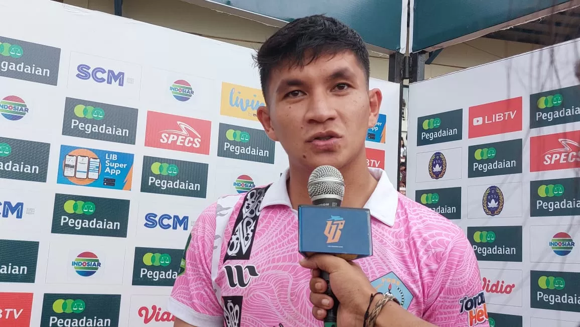Kiper PSBS Biak, Mario Londok, bicara soal penyelamatan dua tendangan penalti pemain Persewar di Stadion Mandala, Jumat (12/1/2024). (HANS PALEN/CEPOSONLINE.COM)