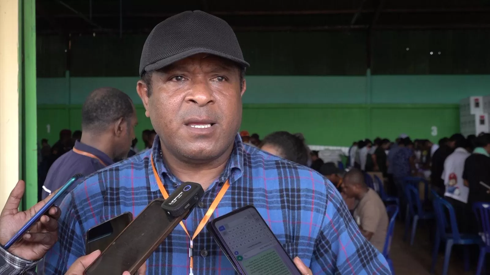 Ketua KPU Kota Jayapura, Oktovianus Injama, bicara soal banyaknya jumlah surat suara di Kota Jayapura. (ROBERT MBOIK/CENDERAWASIH POS)