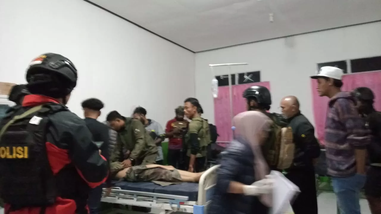 Situasi saat anggota Satgas Operasi Damai Cartenz yang terkena tembakan mendapat perawatan. (Ist)
