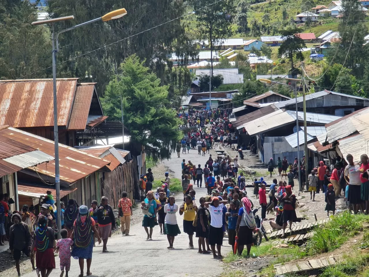 ILUSTRASI - Masyarakat di Intan Jaya pada 2021. Saat ini warga di 5 kampung di Intan Jaya, Papua Tengah dikabarkan mengungsi akibat kontak tembak KKB dan TNI/Polri masih terjadi, Sabtu (20/1/2024). (Ist)