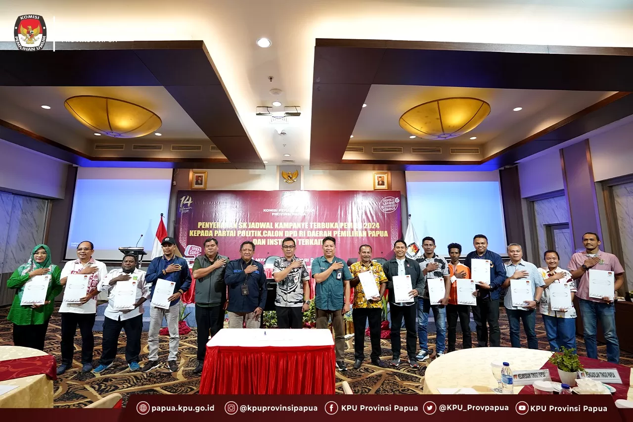 Penyerahan SK jadwal kampanye terbuka kepada masing-masing parpol di kota Jayapura, Jumat (19/1), malam.  (Ceposonline.com/KPU Papua)