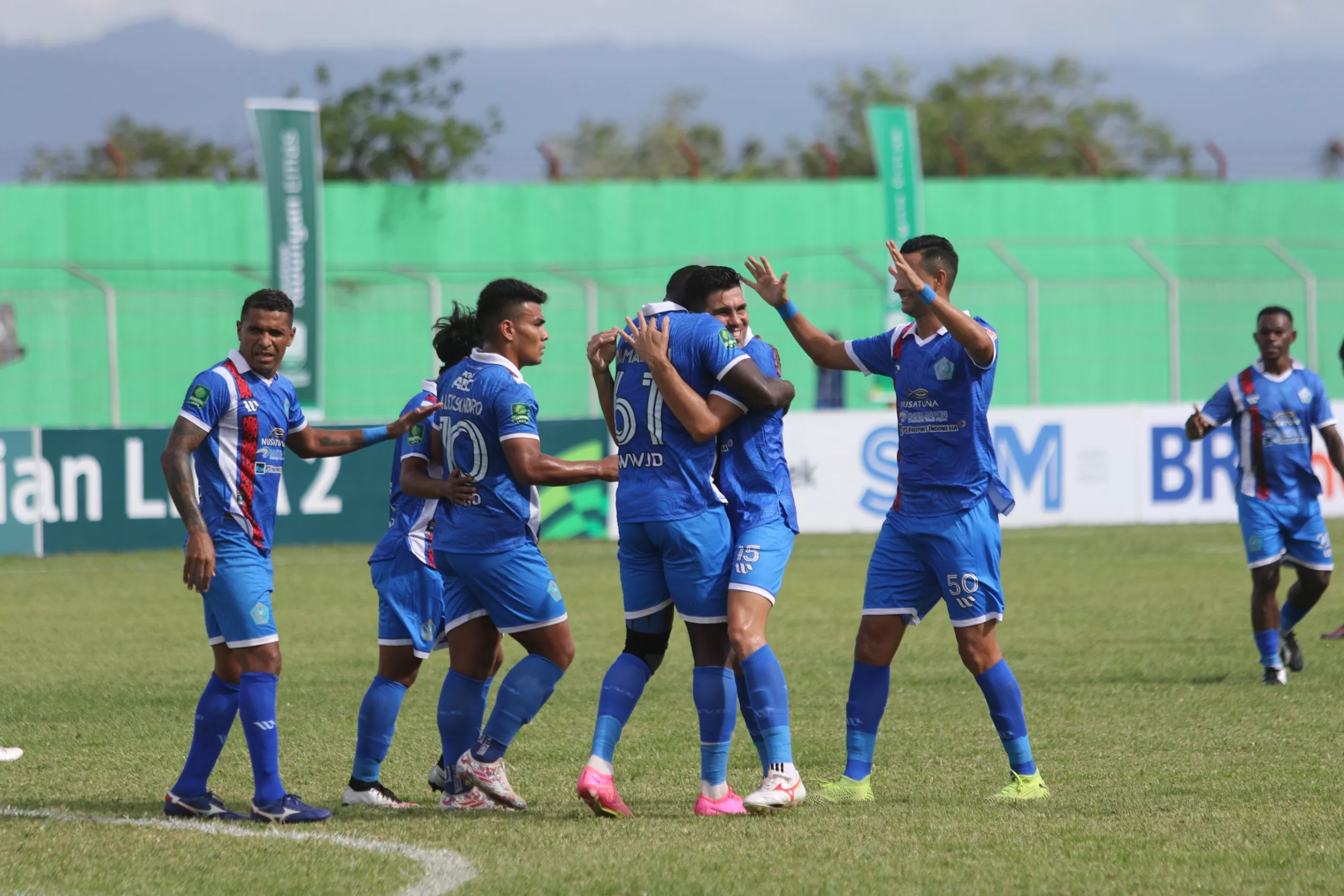 Para pemain PSBS Biak saat selebrasi gol yang dicetak Mamadou Barry ketika melawan Persipal Babel United, Senin (22/1/2024). (MO PSBS BIAK)