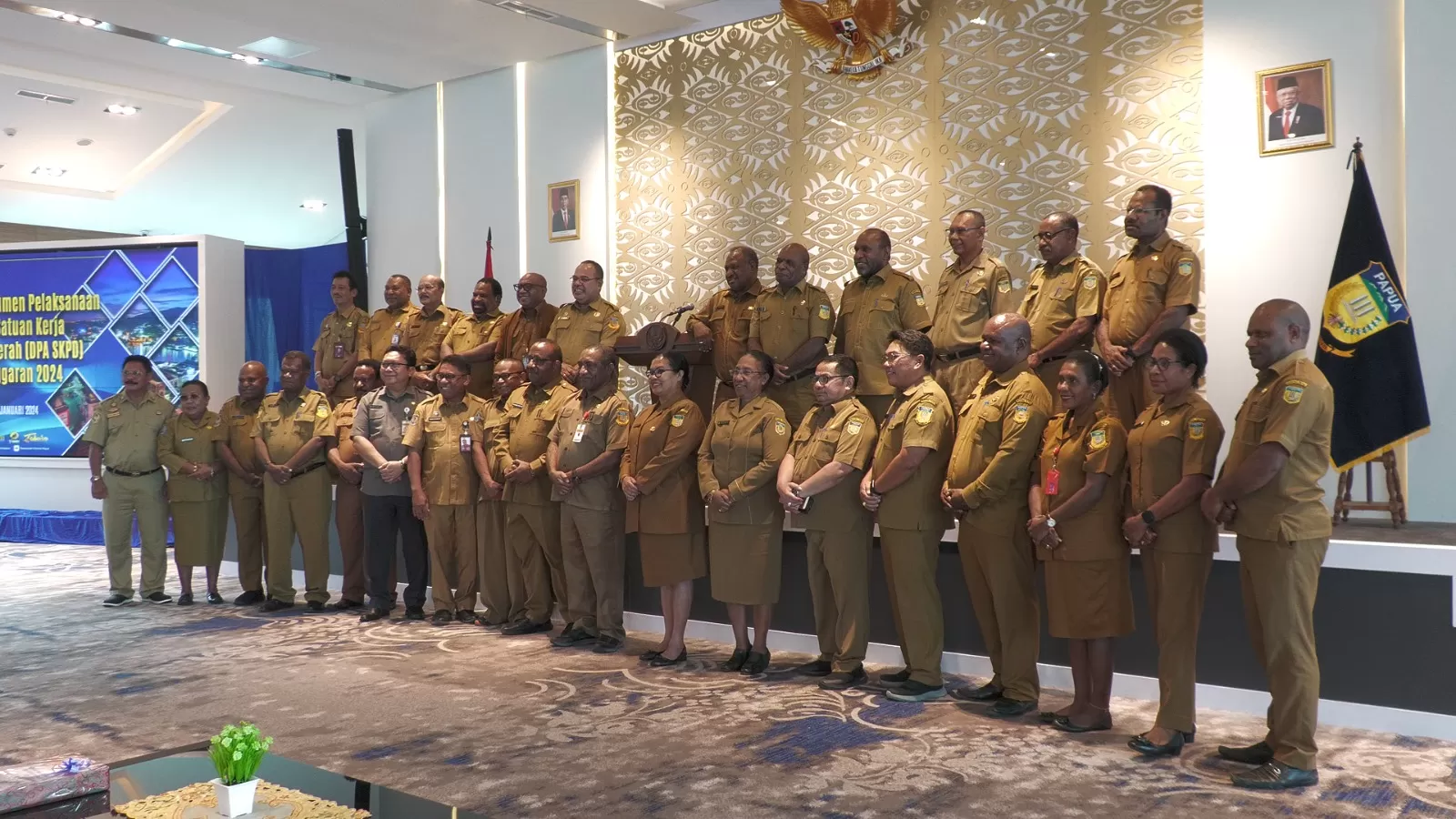 Penyerahan DPA di lingkungan Pemprov Papua, di Kantor Gubernur Papua, Selasa (23/1/2024). (PASKALINO ROBAHA/CEPOSONLINE.COM)