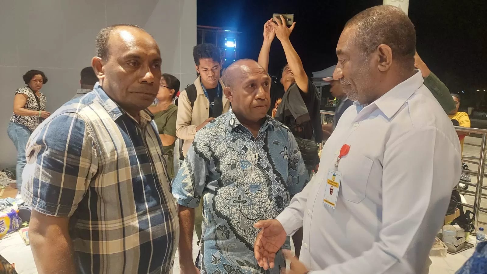 Ketua Forum Komunikasi Orang Tua Mahasiswa Penerima Beasiswa Otsus Papua, John Reba (kiri) bertemu Pj Sekda Papua, Derek Hegemur. (CENDERAWASIH POS)