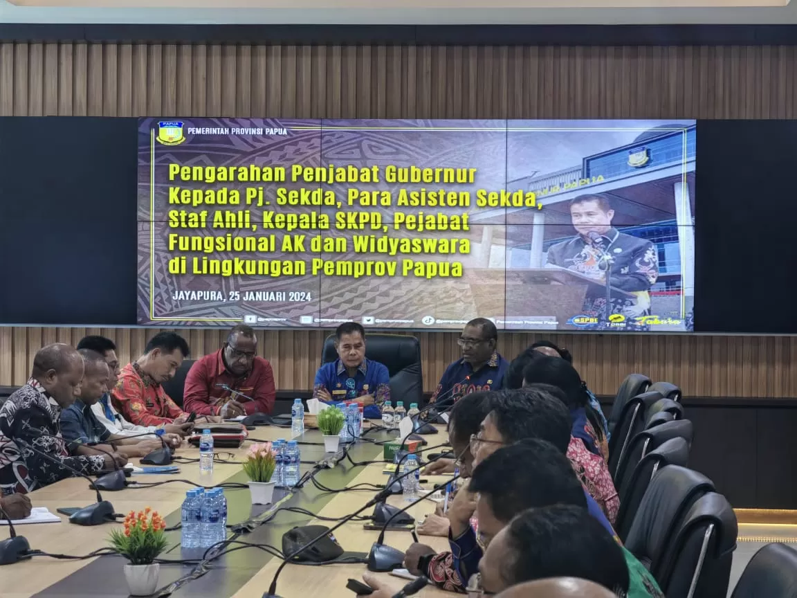 Pj Gubernur Papua Ridwan Rumasukun terlihat kembali berkantor saat memimpin pertemuan bersama jajaran Pemprov Papua, Kamis (25/1/2024). (Dian Mustikawati for Ceposonline.com)