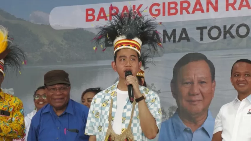 Cawapres Nomor Urut 2, Gibran Rakabuming Raka, saat bertemu tokoh adat Papua di Sentani, Kabupaten Jayapura, Jumat (26/1/2024). (PASKALINO ROBAHA/CEPOSONLINE.COM)
