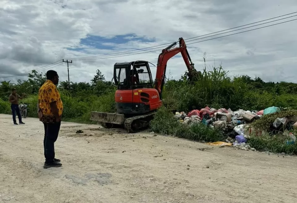 Tampak proses pengangkutan sampah di Kampung Yuwanain, Arso II, pekan lalu.   (ISTIMEWA)