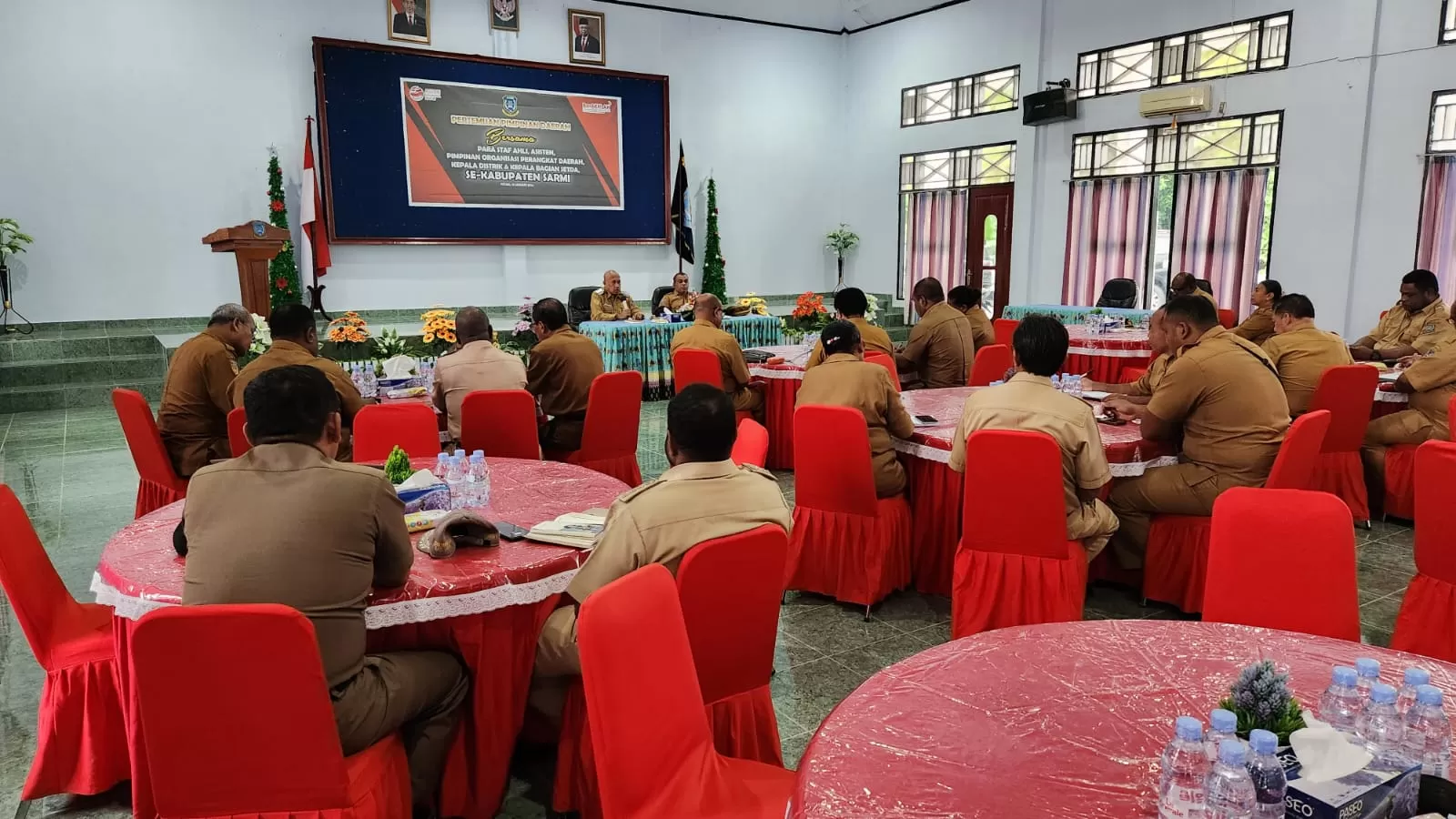 Pj Bupati Bersama Para Staf Ahli, Asisten, Pimpinan OPD dan Kepala Distrik Se - Kabupaten Sarmi Gelar Rapat Perdana Awal Tahun Kerja 2024 Selasa (23/1) pekan lalu (Humas dan protokoler)