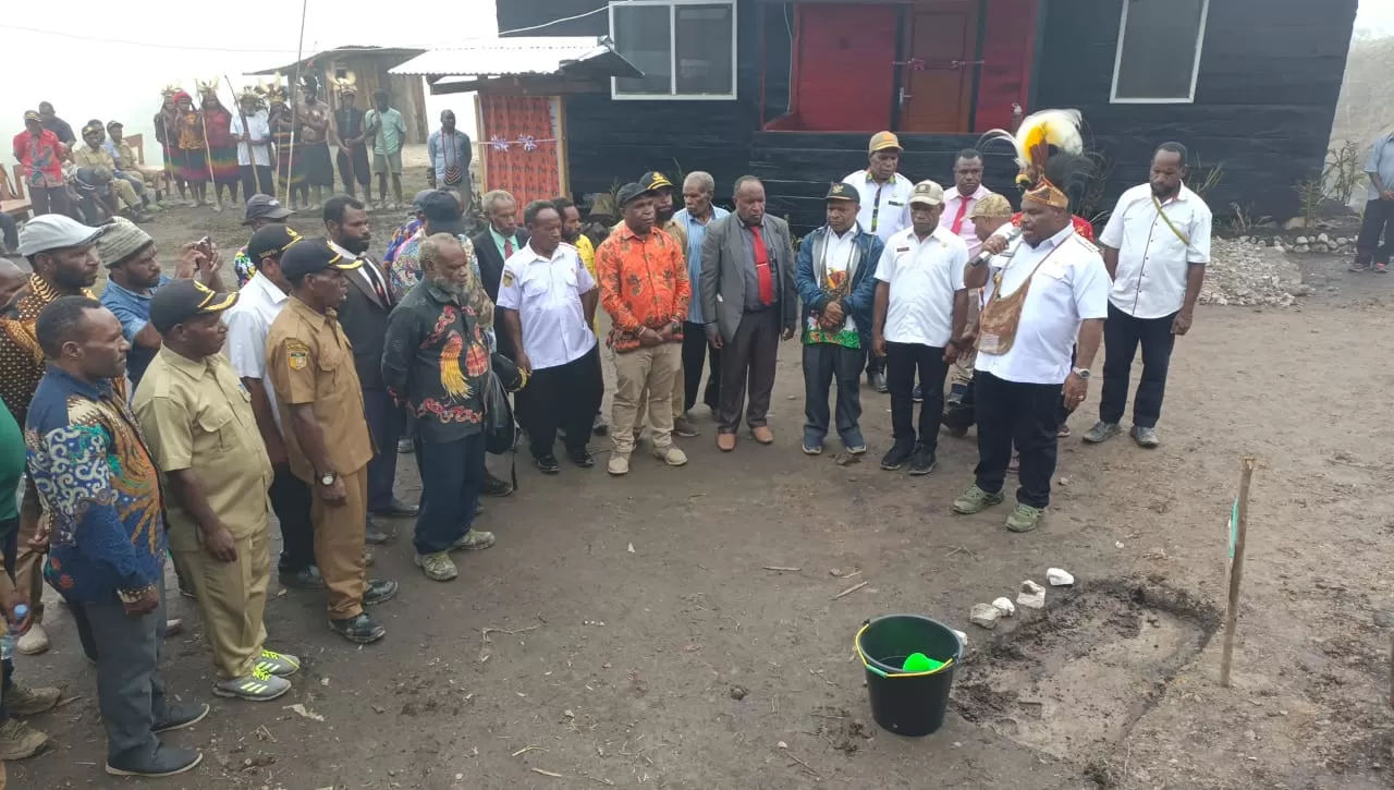 Bupati Yahukimo Didimus Yahuli saat mencanangkan pembangunan Tugu Pekabaran Injil (PI) 4 pastori, satu Gudang bandara, dan SMP, di Kampung Babet, Distrik Ninia, Rabu (31/1/2024).  (Ceposonline.com/Humas Yahukimo)