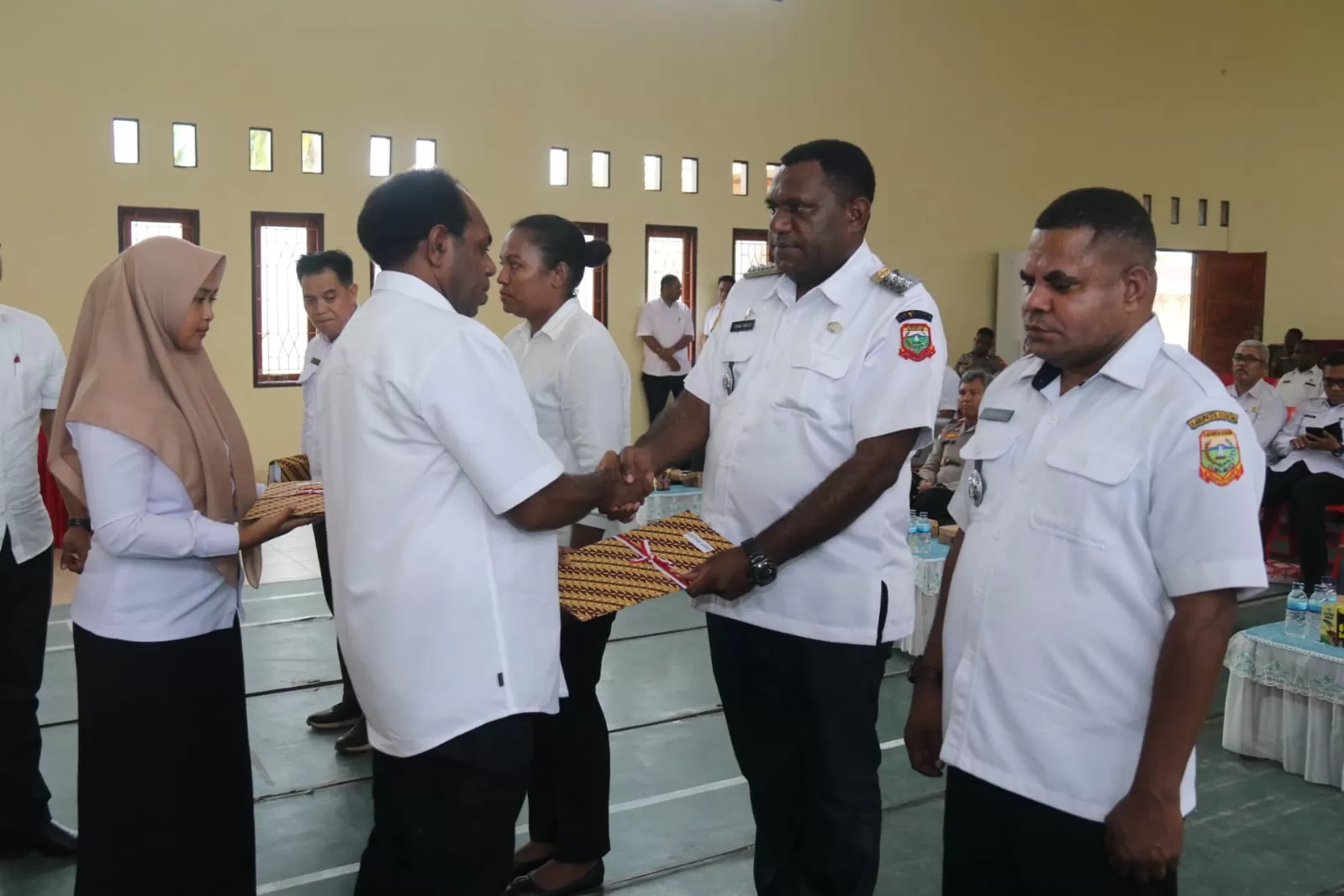 Bupati Keerom, Piter Gusbager, S.Hut., MUP., saat menyerahkan DPA kepada kepala OPD di Gedung Pramuka, Rabu (31/1) lalu. (CEPOSONLINE.COM/ISTIMEWA)