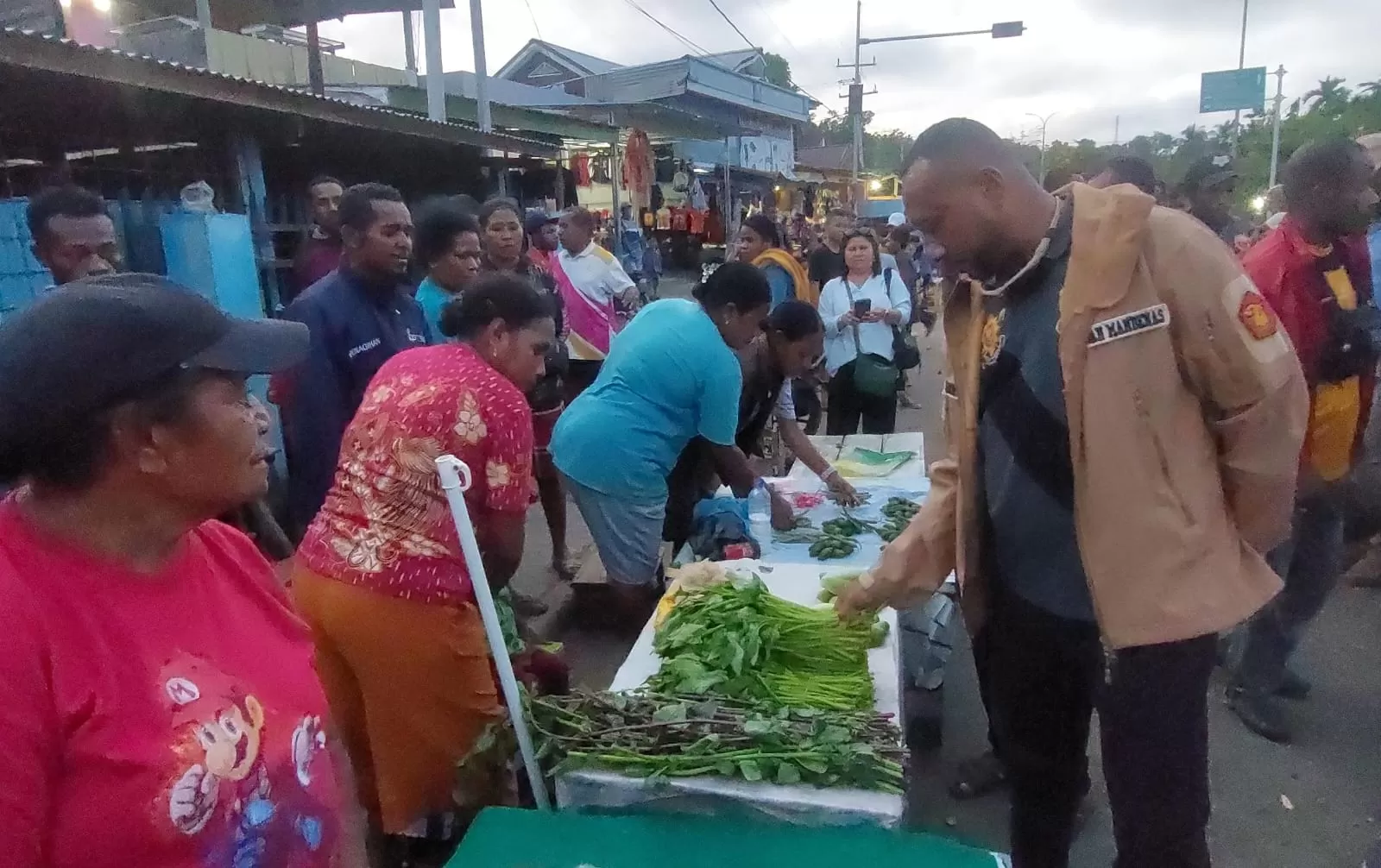 Anggota DPR RI Dapil Papua, Yan Mandenas, saat melakukan kunjungan kerja di Kabupaten Biak Numfor, Papua, Minggu (4/2/2024). (Ist)