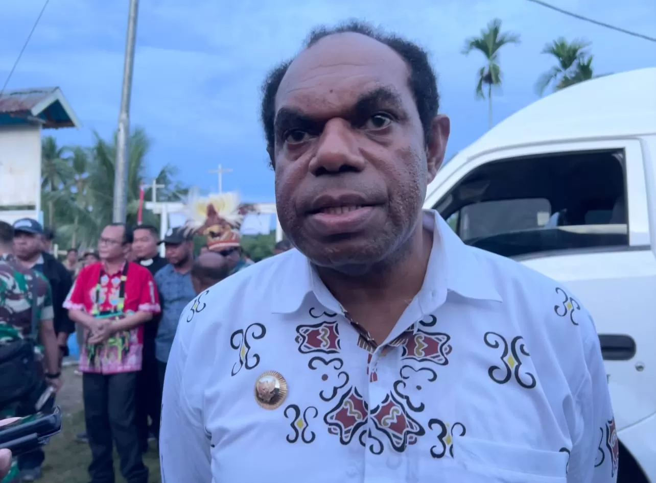 Bupati Keerom, Piter Gusbager, S.Hut., MUP (CEPOSONLINE.COM/ErIANTO)