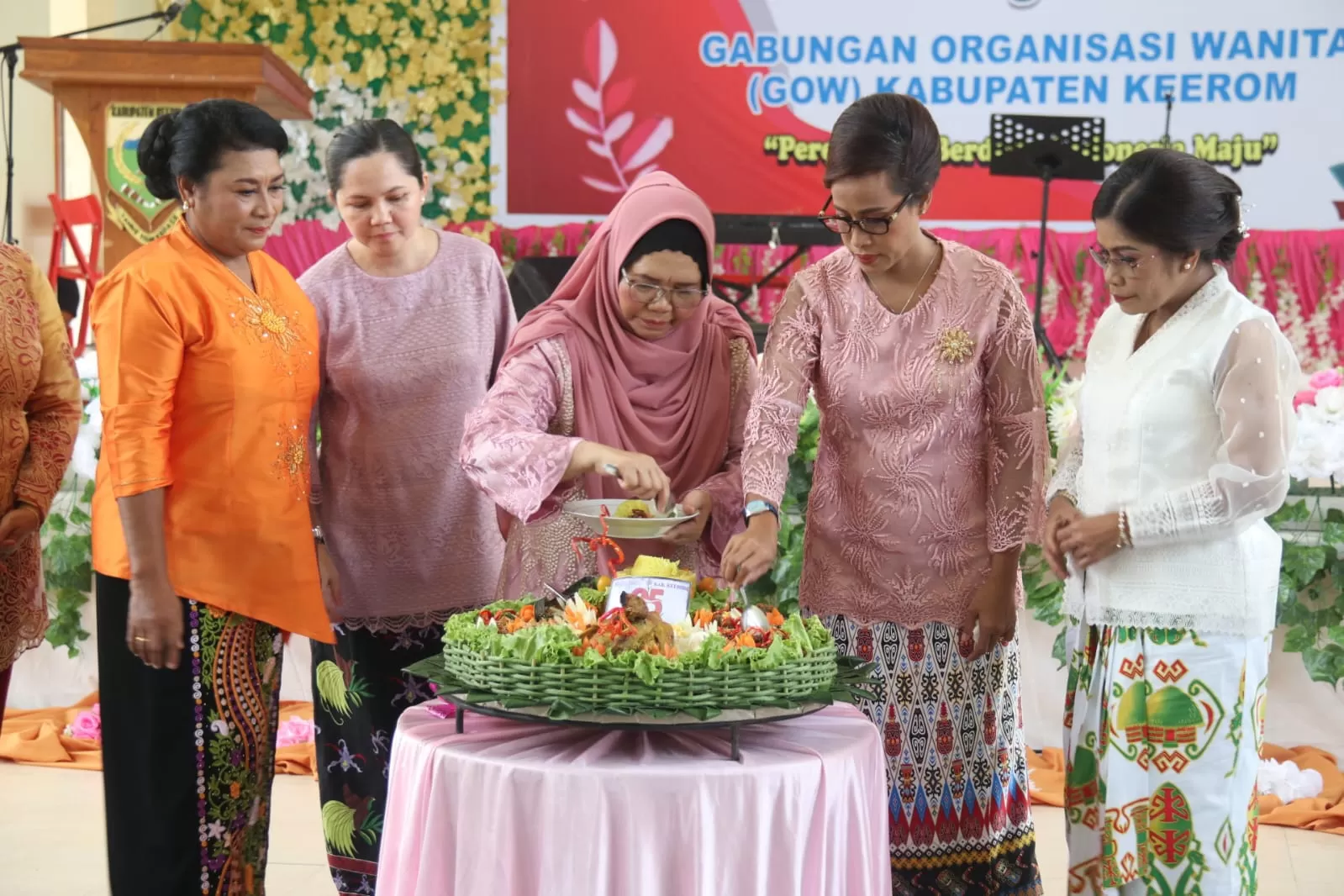 Tampak pengurus GOW Keerom dan TP PKK Keerom saat melakukan pemotongan tumpeng sebagai simbol peringatan Hari Ibu dan Israj Mi&rsquo;raj yang dilaksanakan di Gedung Pramuka Keerom, Rabu (31/1).   (CEPOSONLINE.COM/ISTIMEWA)