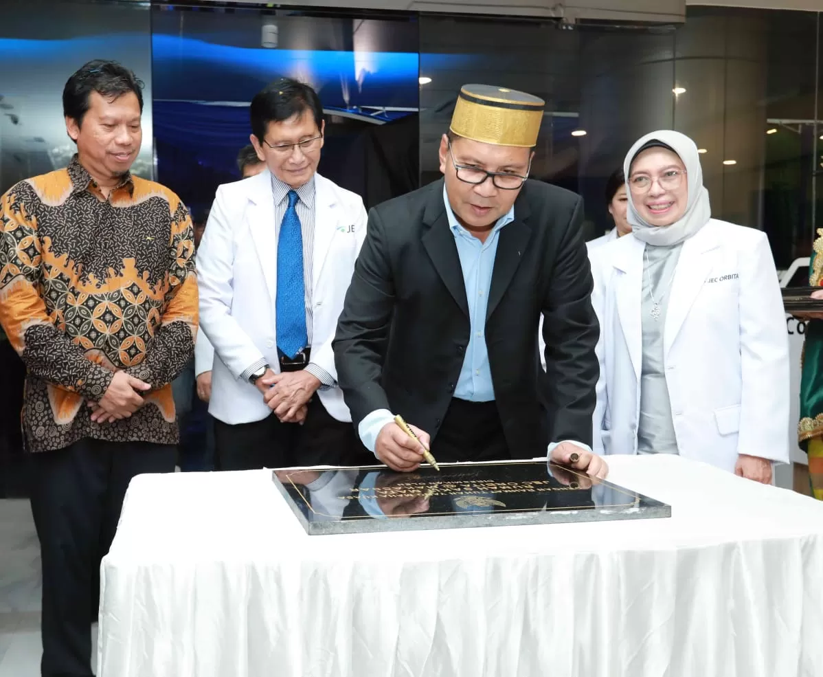Wali Kota Makassar, Ir. H. Mohammad Ramdhan Pomanto (tengah), menandatangani prasasti peresmian RS Mata JEC-Orbita @ Makassar. (Ceposonline.com/Humas)