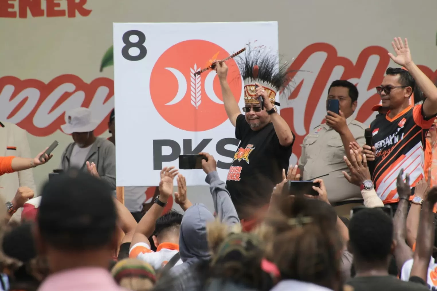 Sekjend PKS, Aboe Bakar Alhabsy  memberi contoh menggunakan Alat Peraga Kampanye (APK) dengan mencoblos lambang atau logo PKS pada kampanye yang dilakukan di PTC Entrop, Selasa (6/2/2024) (CENDERAWASIH POS)