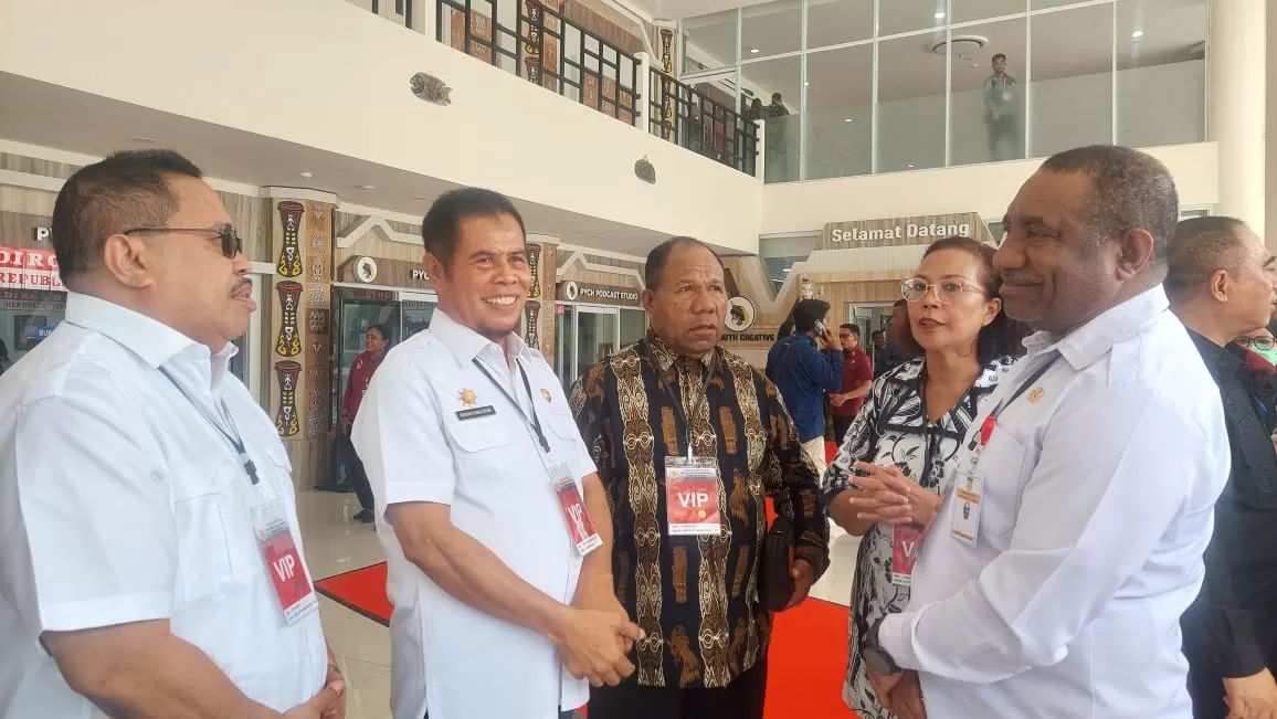 Pj Gubernur Papua, Ridwan Rumasukun, bersama jajaran pejabat Pemprov Papua. (CENDERAWASIH POS/ELFIRA)