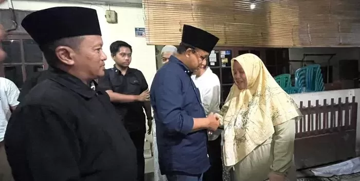 Anies Baswedan saat takjiah ke rumah salah seorang warga yang meninggal dunia saat kampanye akbar di JIS. (Timnas AMIN)