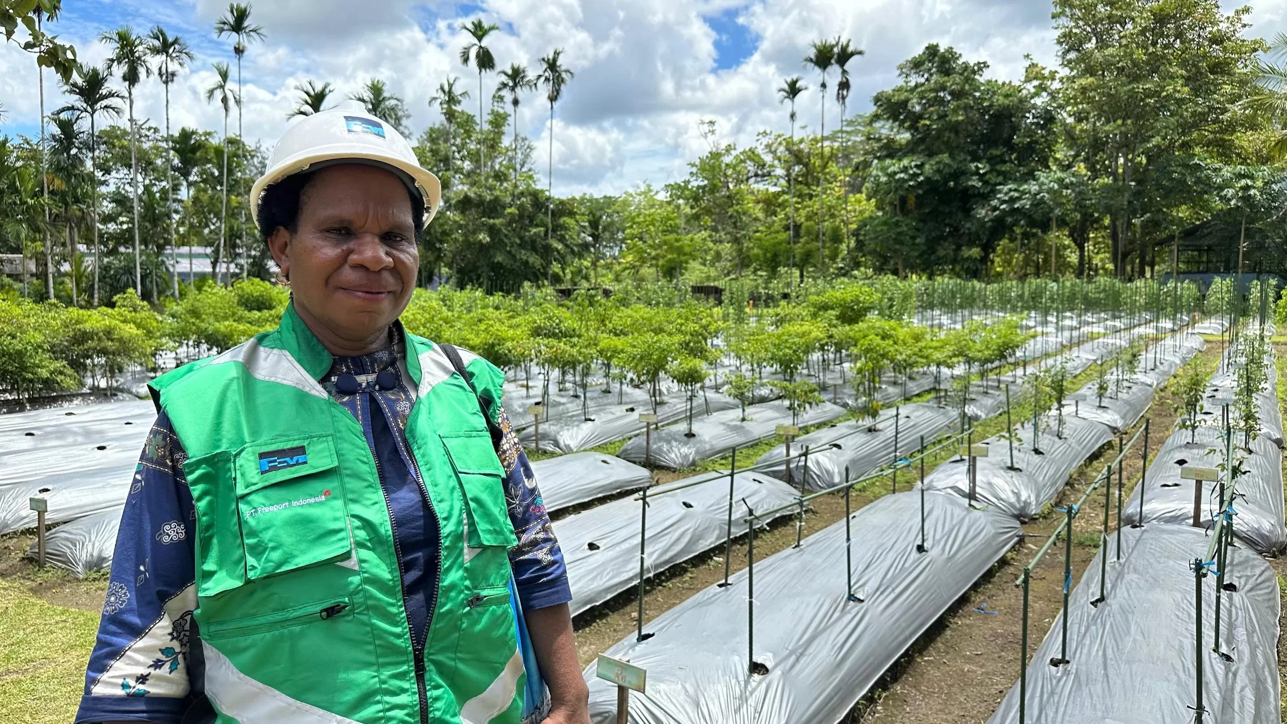 Tina Komangal, perempuan Suku Amungme, asal Kampung Waa Banti, Distrik Tembagapura, Mimika, sejak 2012 bekerja sebagai kontraktor di PT Freeport Indonesia (PTFI). (Corcom PTFI for Ceposonline.com)