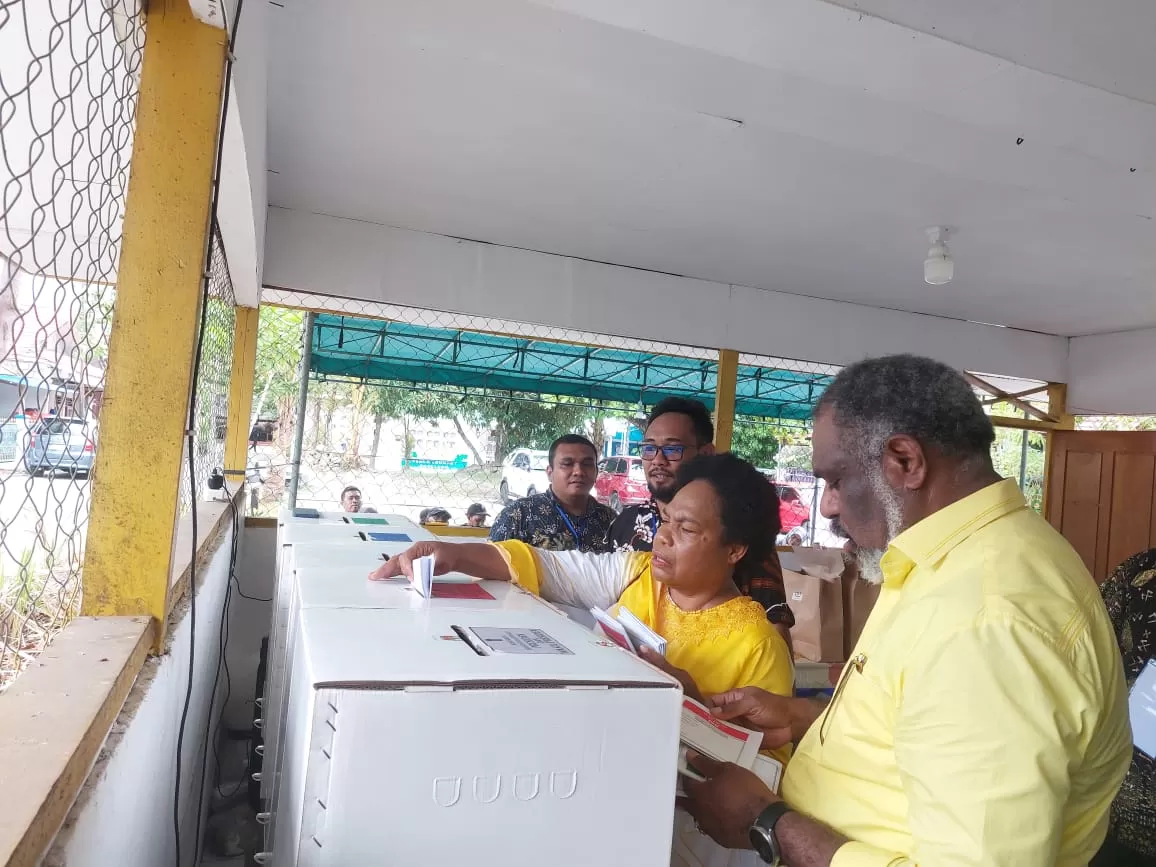 Ketua DPRD Kota, Abisai Rollo bersama istri, Nerlince Wamuar Rollo ketika mencoblos di TPS 09 Kotaraja, Kamis (14/2/2024) siang. (ceposonline.com/HANS PALEN)