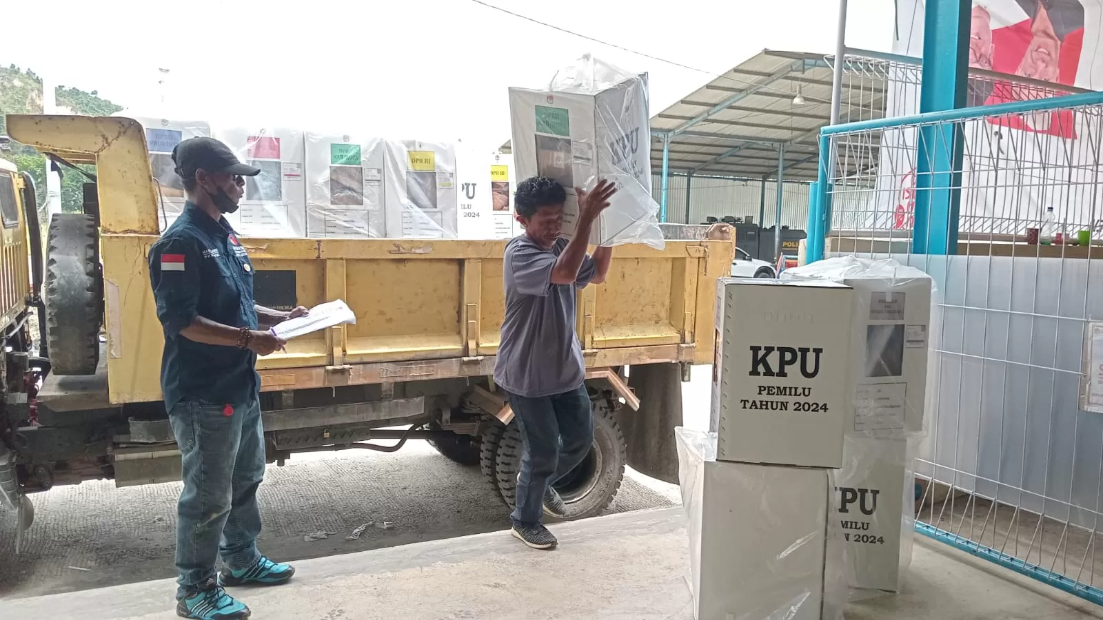 Anggota PPD bersama Bawaslu ketika memeriksa kembali logistik Pemilu pasca pemilihan di gudang KPU Kota Jayapura, Kamis (15/2/2024) sore.  (Ceposonline.com/HANS PALEN)