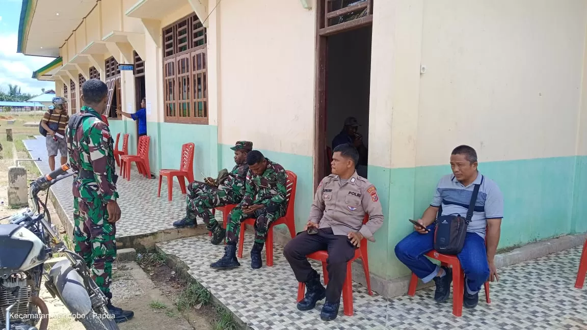 Aparat TNI Polri bersama &ndash; sama menjaga gudang logistic di kantor PPD Distrik Mandobo, Boven Digoel, Senin (19/2).   (HUMAS POLDA PAPUA)