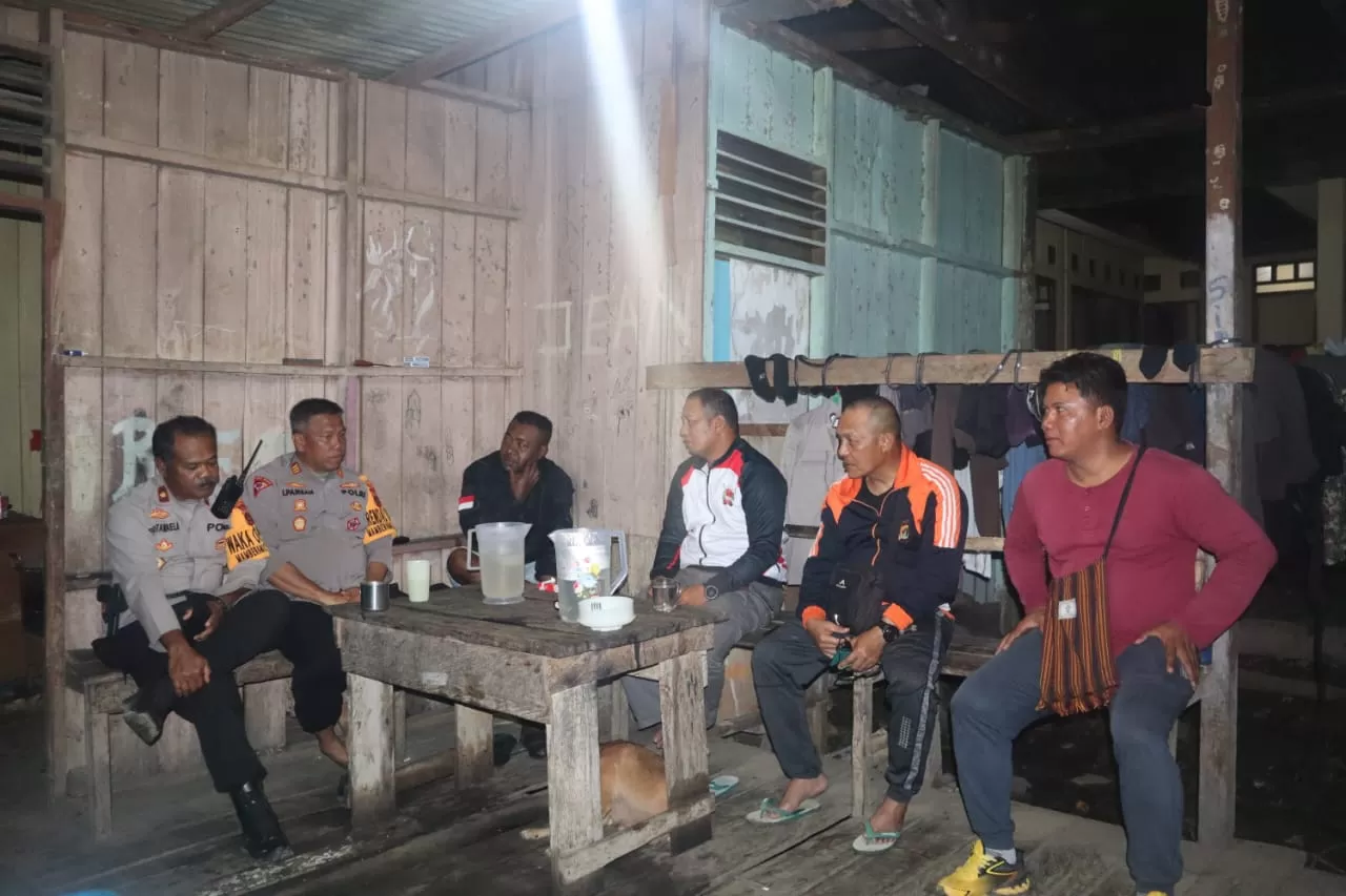Kapolres Mamberamo Tengah, Kompol Rahman bersama Wakapolres, Kompol Frans ketika mengunjungi anggotanya di Distrik Kelila, Minggu (18/2). (HUMAS)