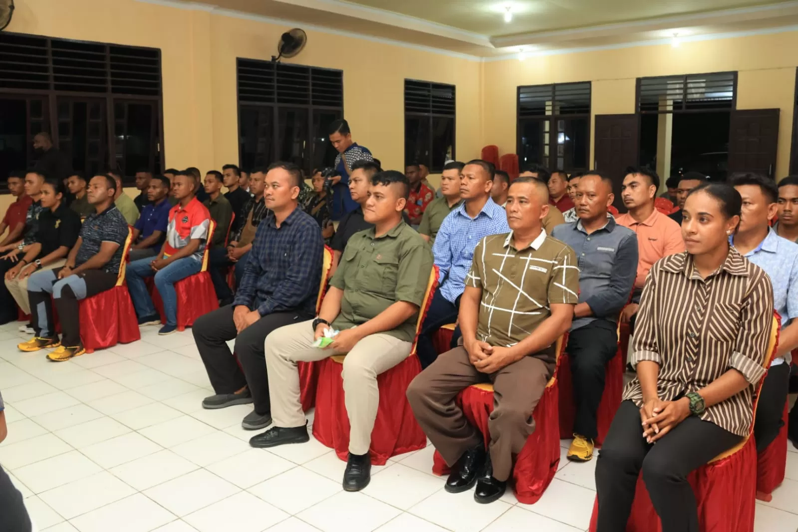 Para personel Batalyon D Pelopor Satbrimob Polda Papua ketika mendengarkan arahan dari Kapolda Papua, Irjend Pol Mathius Fakhiri  pada kunjungan kerja ke Merauke, Minggu (18/2). (Humas Brimobda Merauke)