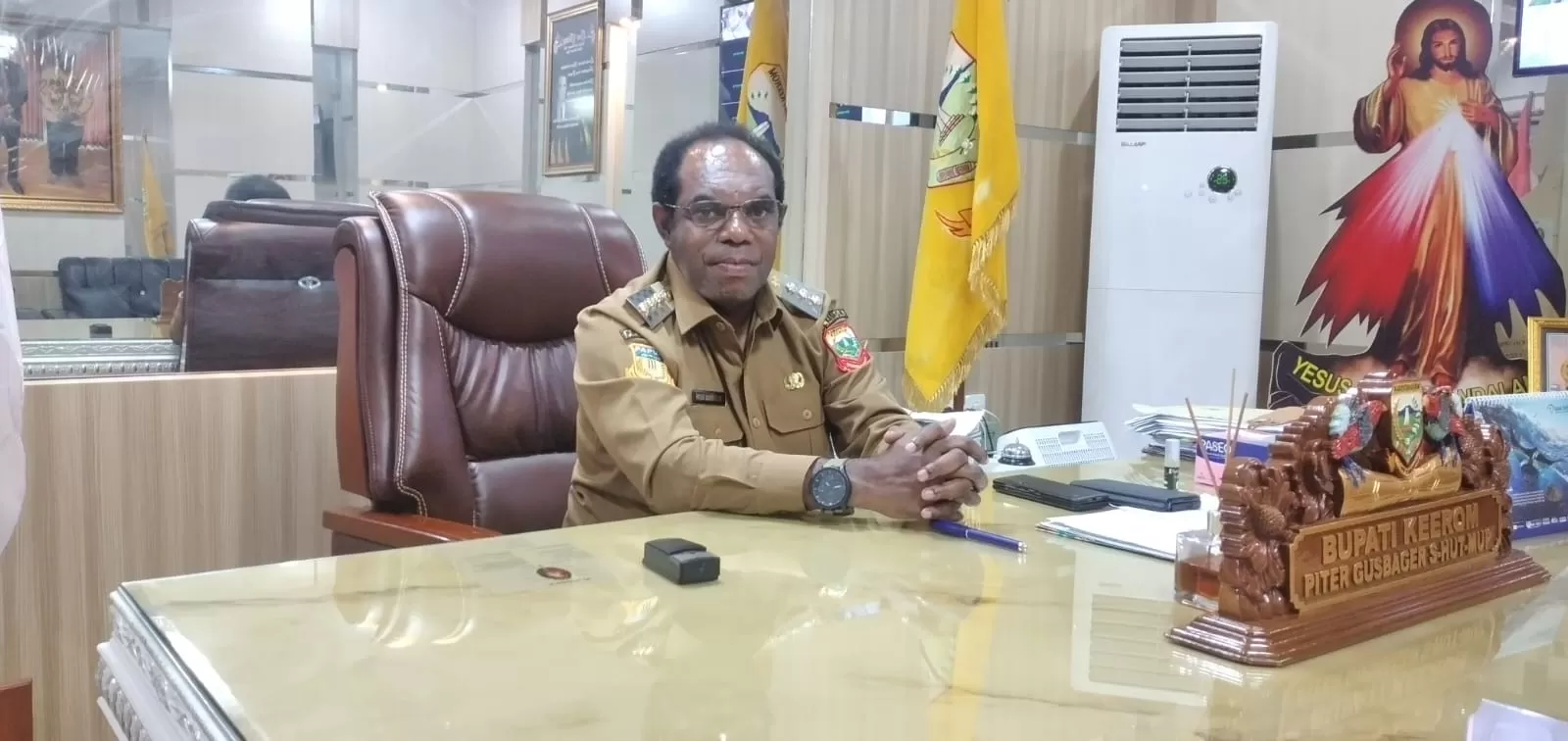 Bupati Keerom, Piter Gusbager, S.Hut., MUP., saat ditemui Cenderawasih Pos di ruang kerjanya beberapa waktu yang lalu. (CEPOSONLINE.COM/ERIANTO)