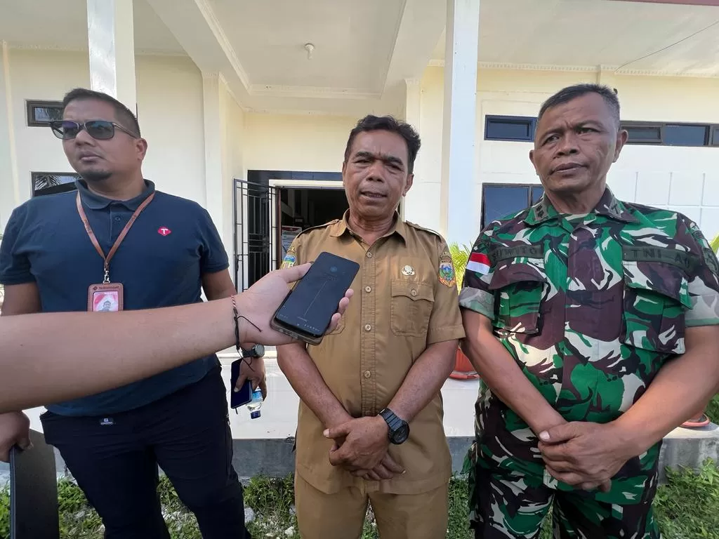 Kepala Dinas Kominfo Kabupaten Keerom, Megiken Bangun (tengah) saat memberikan keterangan di Keerom pekan lalu. (CEPOSONLINE.COM/ERIANTO)