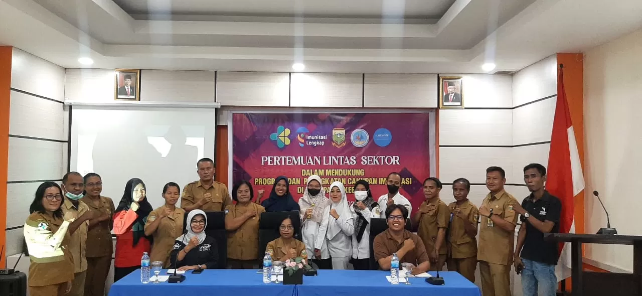 Perwakilan Dinas Kesehatan Keerom, Dukcapil Keerom, Dinas Pendidikan dan YP2KP Papua mitra Unicef saat melakukan foto bersama di Hotel Grande Arso II, Selasa (13/2). (CEPOSONLINE.COM/ERIANTO)