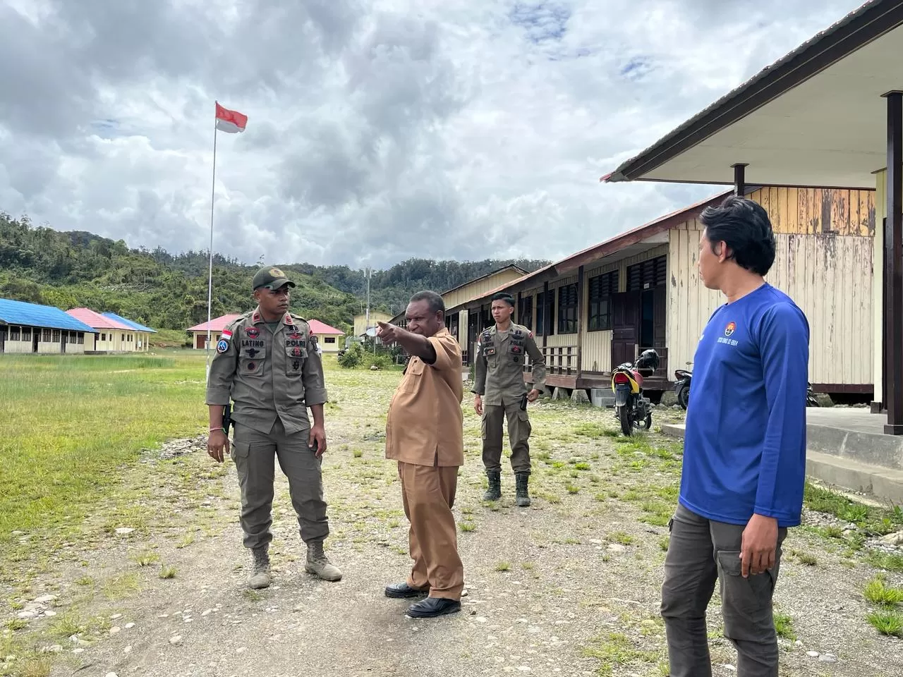 Kepala SMKN 1 Oksibil, Dominikus Tarong didampingi anggota Damai Cartenz saat meninjau aktivitas sekolah usai dibakar KKB.   (istimewa)
