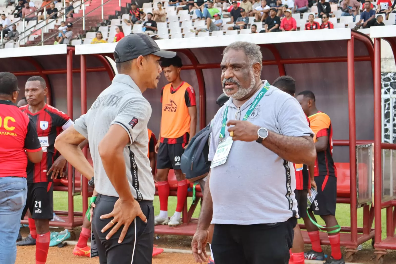 Manager Persipura, Abisai Rollo saat berbincang dengan Manager Persipura, Abisai Rollo. (HANS PALEN/Ceposonline.com)