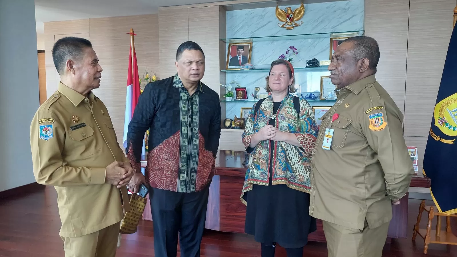 Pj Gubernur Papua, Ridwan Rumasukun, bertemu Dubes Australia, Penny Williams, di Kantor Gubernur Papua, Senin (26/2/2024). (ELFIRA/CENDERAWASIH POS)