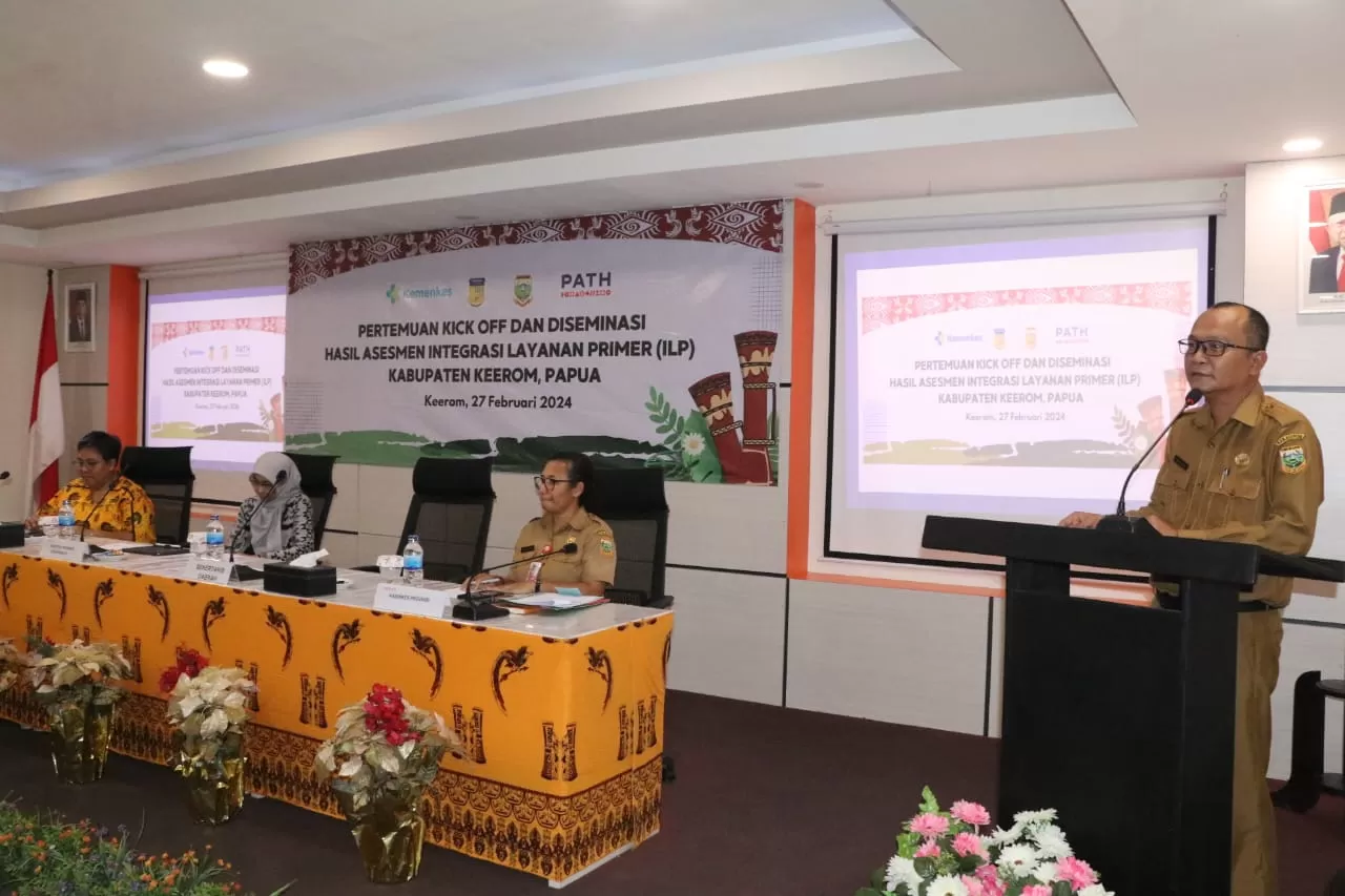 Sekda Keerom, Trisiswanda Indra saat mewakili Bupati Keerom memberikan sambutan pada kegiatan pertemuan Kick Off dan ILP di Hotel Arso Grand, Selasa (27/02/2024). (ceposonline.com/MUSTAKIM ALI)