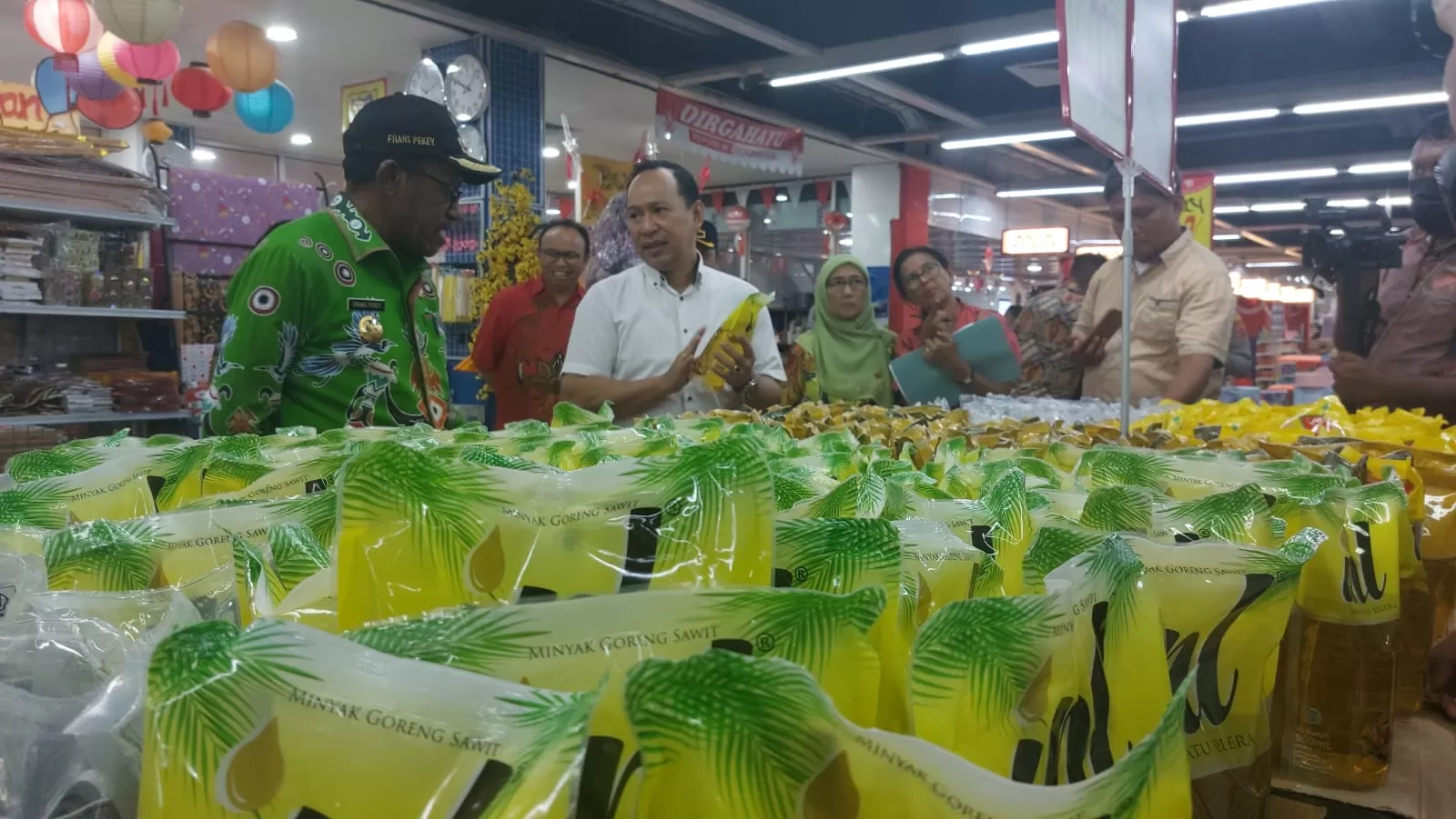 Penjabat Wali Kota Jayapura, Frans Pekey ketika melakukan sidak di salah satu supermarket di Kota Jayapura pada bulan Desember 2023 lalu.  (Ceposonline.com/HANS PALEN)