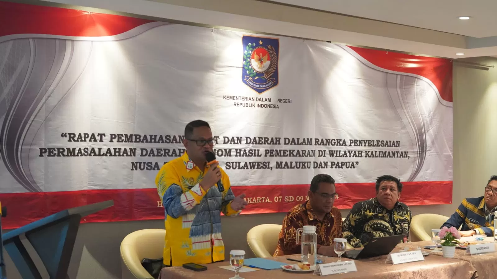 Penjabat Bupati Mappi, Michael Gomar, diundang sebagai narasumber dalam rapat koordinasi yang digelar Kementerian Dalam Negeri (Kemendagri) di Hotel Orchardz Jayakarta pada Jumat (8/3/2024). (Ist)