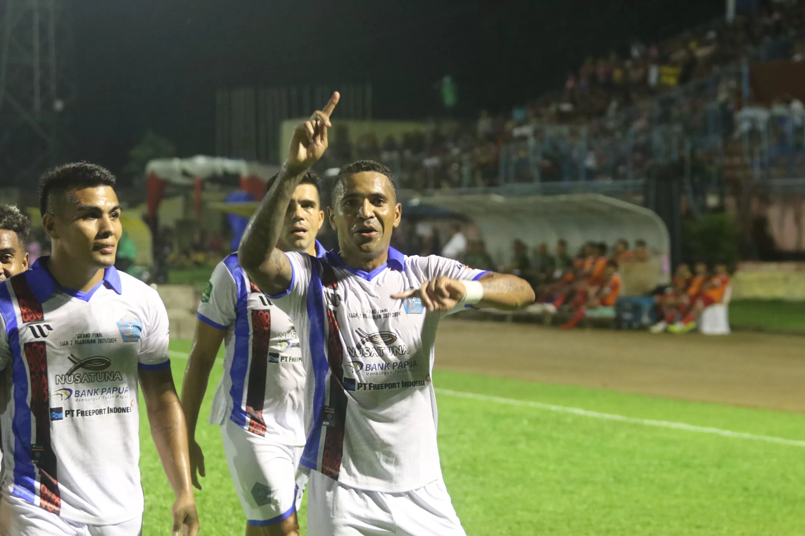 Beto saat berselebrasi usai mencetak gol saat PSBS Biak vs Semen Padang di Stadion Haji Agus Salim Padang, Sabtu (9/3/2024). (MO PSBS BIAK)