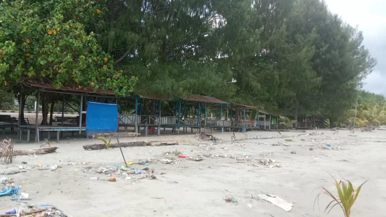 Suasana Pantai Holtekamp sepi pengunjung usai ada korban tenggelam pekan kemarin.  (Ceposonline com/Jimi Karlodi)