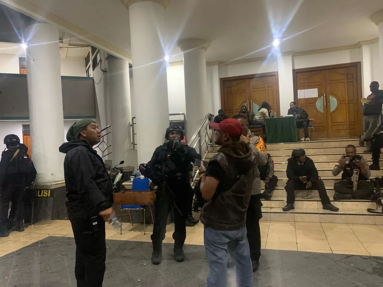 Pengamanan yang dilakukan Personel Brimob BKO Polda Papua di Depan DPRD Kabupaten Jayawijaya, Senin (11/3/2024).  (Ceposonline.com/Polres Jayawijaya)