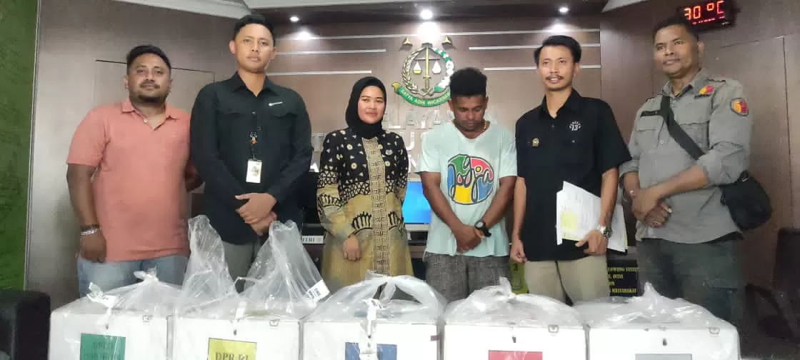 Gakkumdu Kabupaten Asmat menyerahkan tersangka HT yang diduga melakukan pelanggaran Pemilu di Asmat bersama barang bukti ke Kejaksaan Negeri Merauke, Selasa (12/3/2024)  (Ceposonline.com/istimewa)