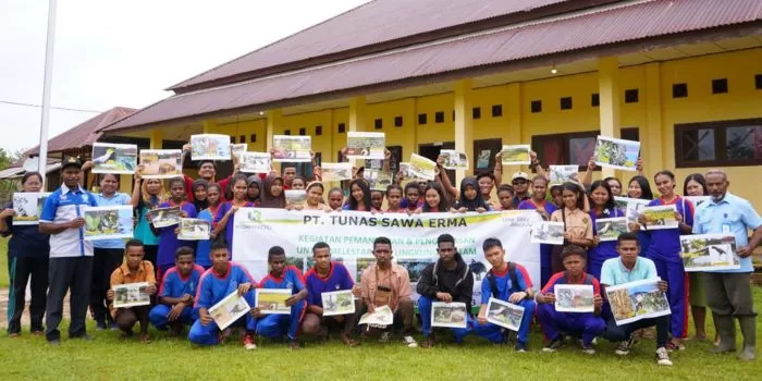 Foto bersama sisiwa &ndash; siswi SMKN 3 Boven Digoel dan guru &ndash; guru serta pihak TSE Group di halaman sekolah    (Fionny TSE Group)