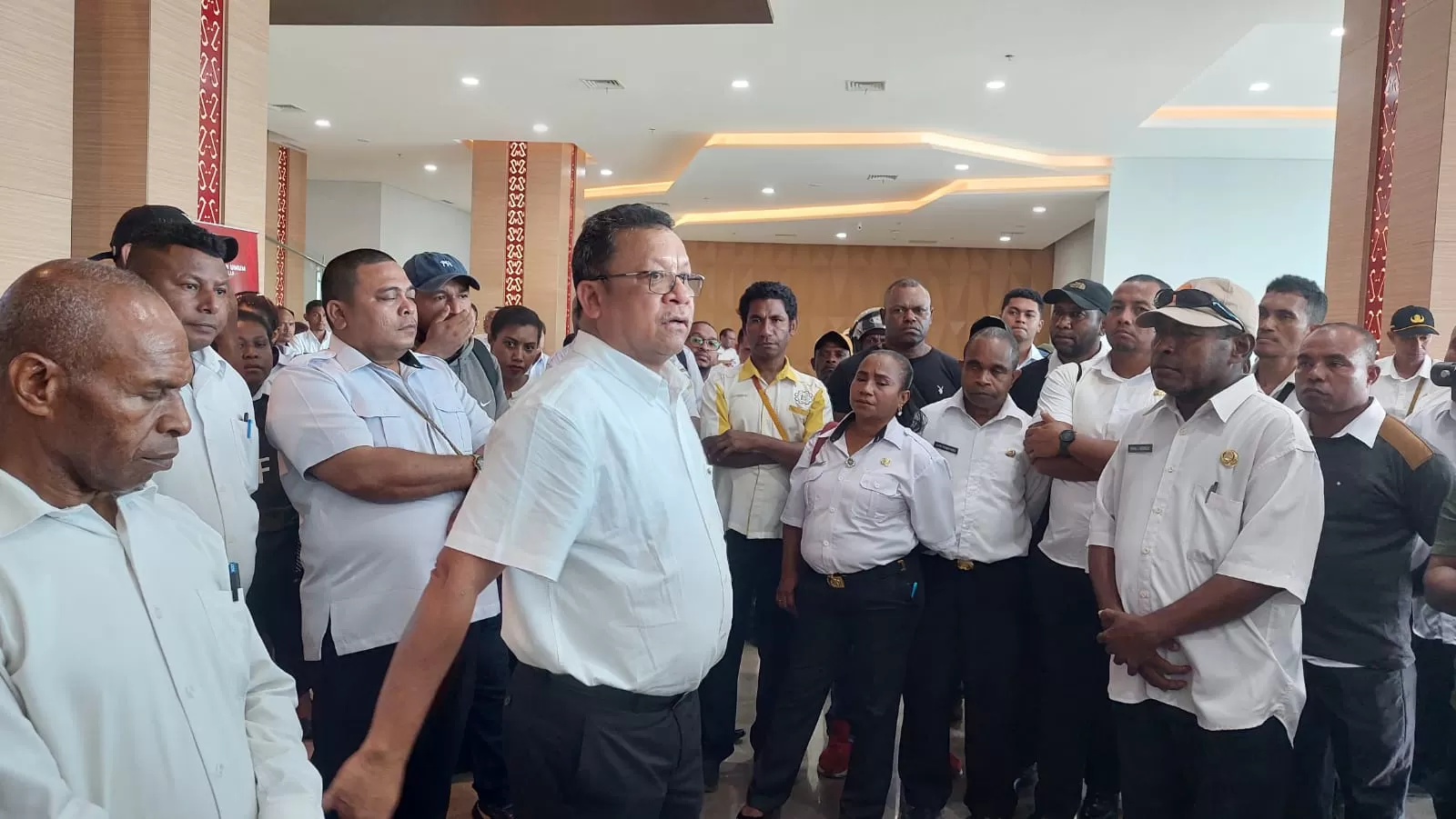 Ratusan tenaga honorer geruduk Kantor Gubernur Papua, Rabu (13/3/2024). Mereka adalah honorer yang telah diangkat menjadi CPNS di 3 DOB di Papua. (CENDERAWASIH POS/ELFIRA)