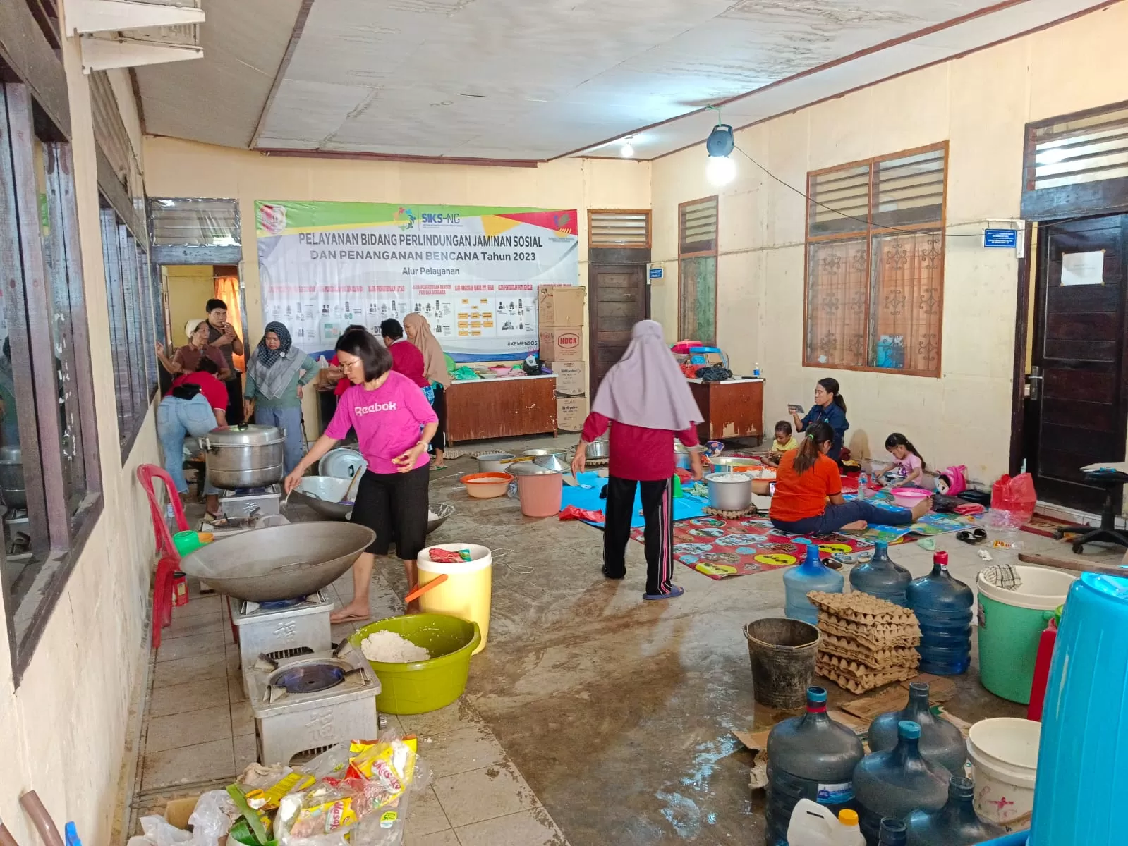 Pegawai Dinas Sosial Kabupaten Merauke dibantu petugas dari Tagana dan pendamping PKH saat menpersiapkan makan siang untuk pengungsi banjir Rob di dapur umum Dinas Sosial Kabupaten Merauke, Senin. (Ceposonline.com/Sulo)