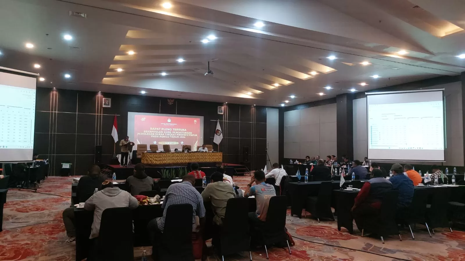 Suasana pleno rekapitulasi suara di KPU Provinsi Papua yang dilaksanakan disalah satu Hotel di Entrop, Kota Jayapura. (HANS PALEN/Ceposonline.com)
