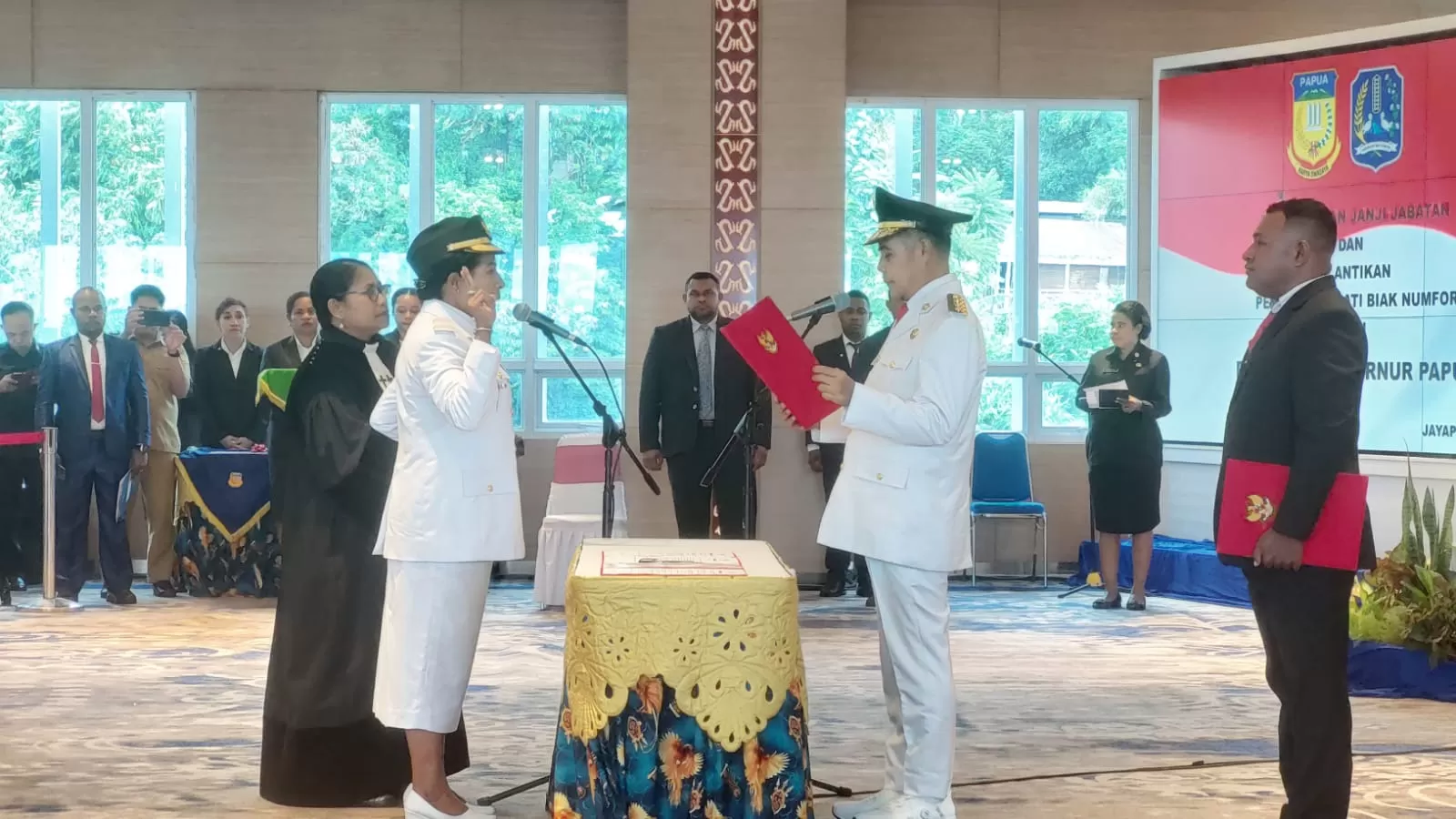 Proses pelantikan Sofia Bonsapia sebagai Penjabat Bupati Biak Numfor, oleh Pj Gubernur Papua, Ridwan Rumasukun di Kantor Gubernur Papua, Selasa (18/3/2024). (CENDERAWASIH POS/ELFIRA HALIFA)