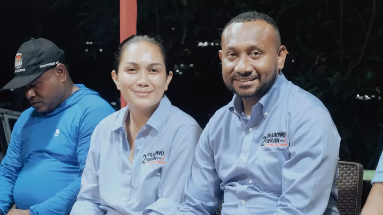 Yan Mandenas kembali lolos ke DPR RI berdasarkan hasil rekapitulasi suara KPU Papua. (CEPOSONLINE.COM)